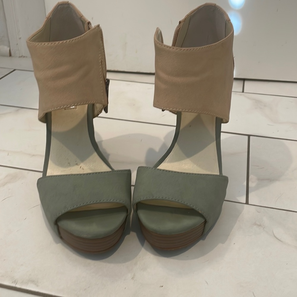 BCBG Generation unique wedges
